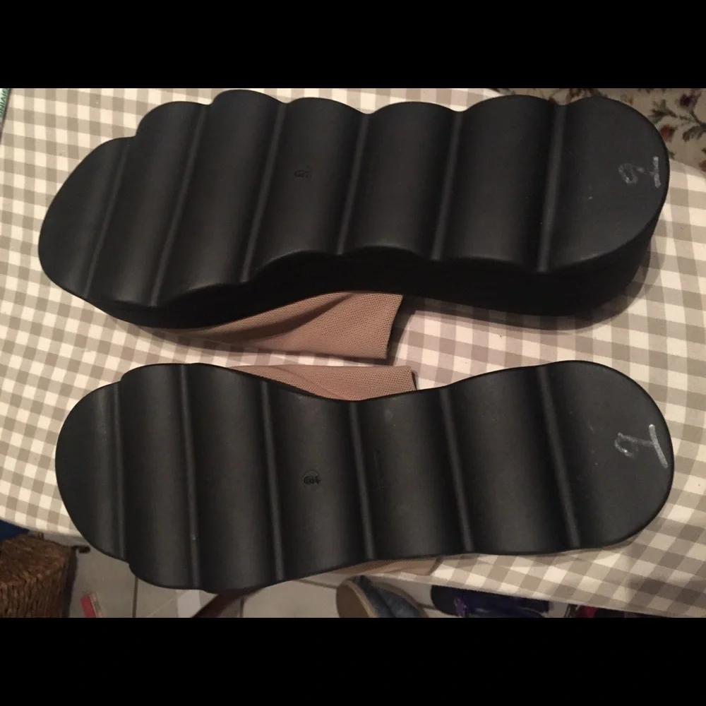 Donald pliner slip on shoes.    NEW - Picture 4 of 4